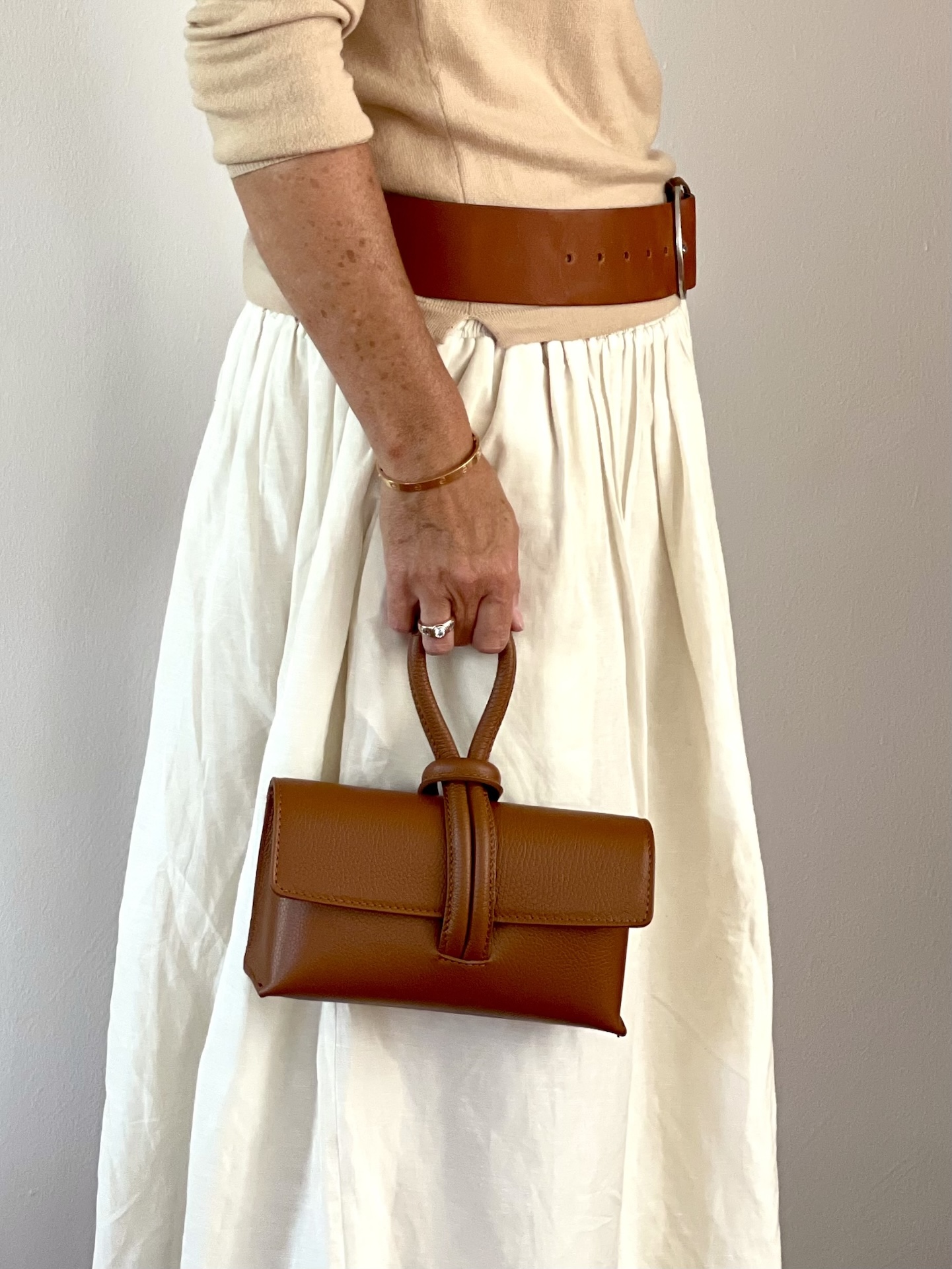 Schlaufen Clutch 4 clutch leder schlaufen griff cognac mood 2