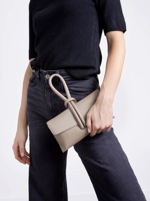 clutch leder schlaufen griff mood 1.jpg uai