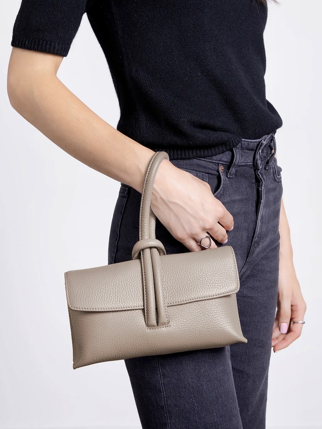 Schlaufen Clutch 2 clutch leder schlaufen griff mood 2.jpg