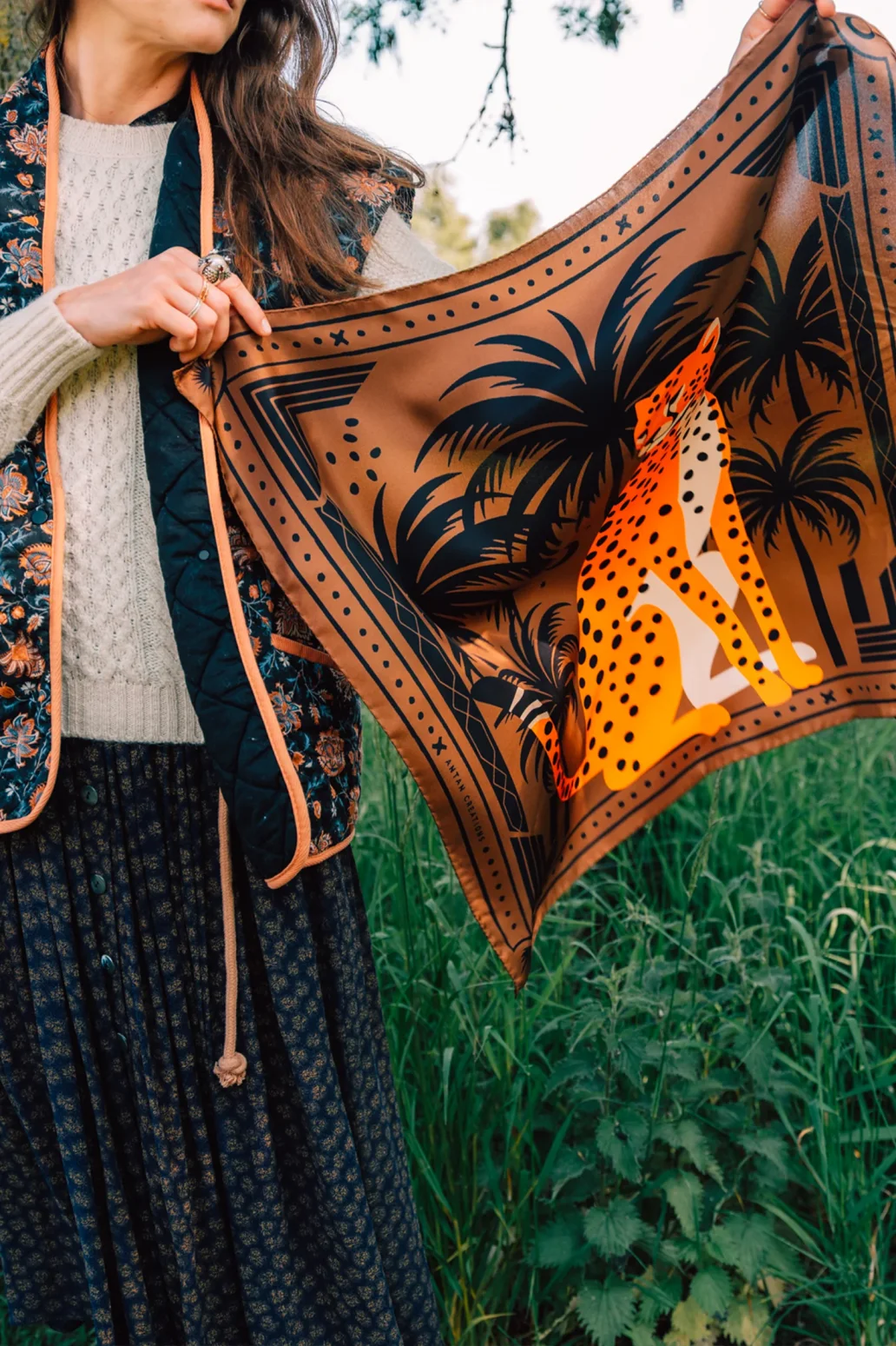 Seidentuch Cheetah & Palms 16 carre soie antan creations Cheetah Palms Brown 5.jpg uai
