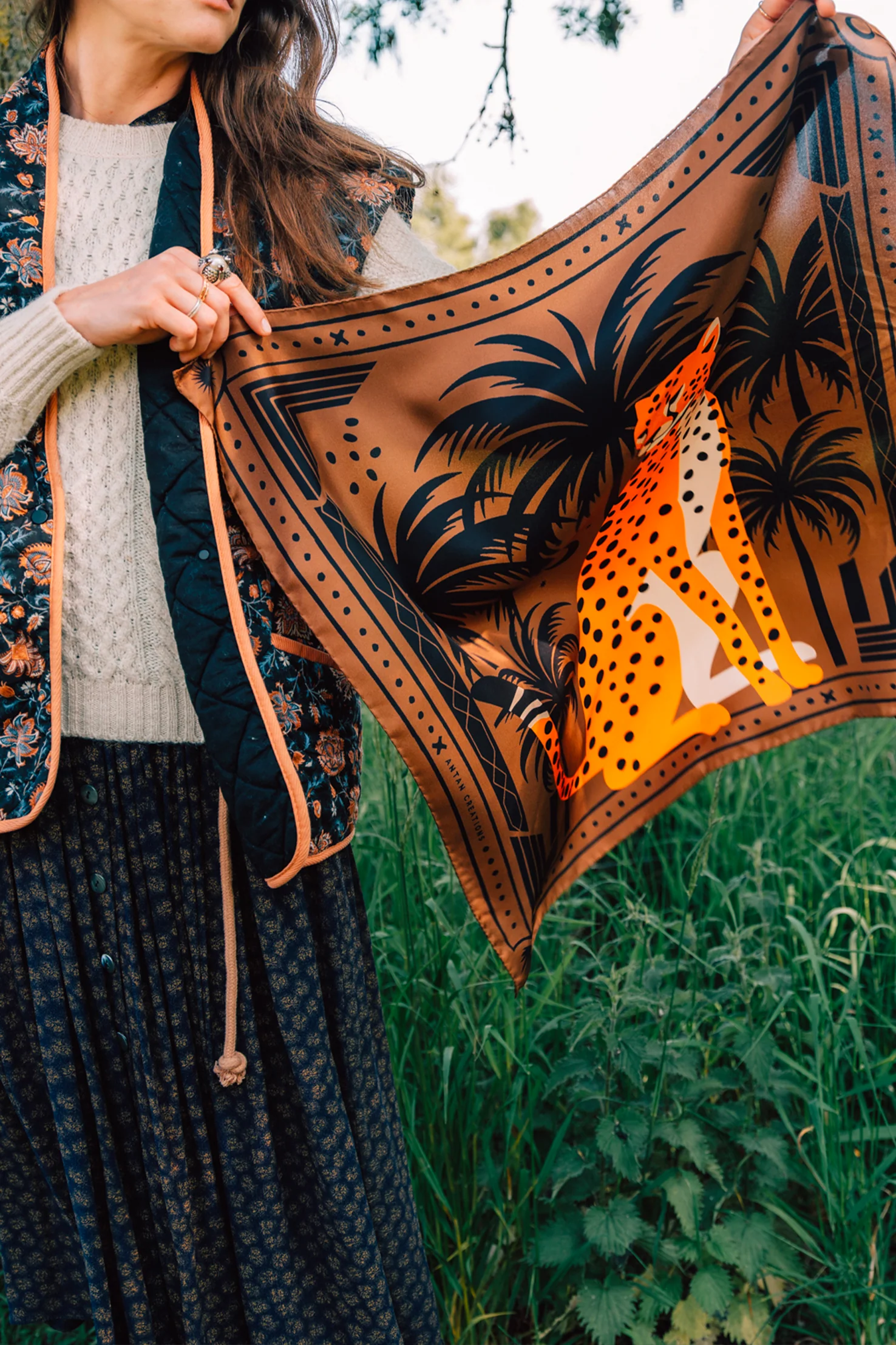 Seidentuch Cheetah & Palms 1 carre soie antan creations Cheetah Palms Brown 5.jpg