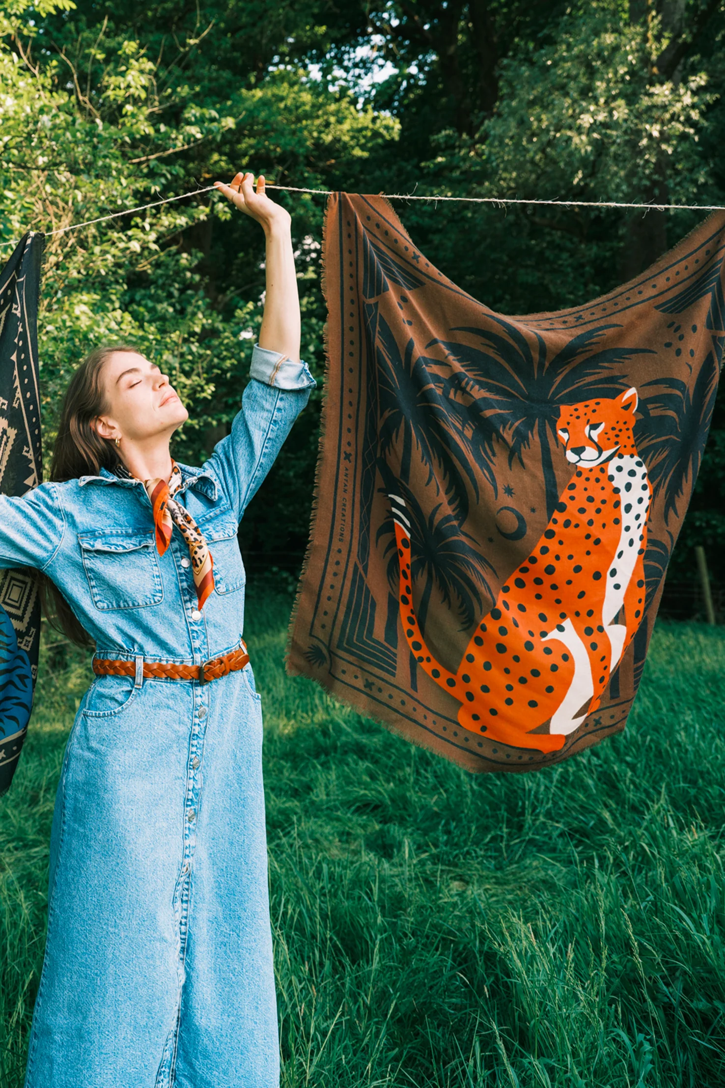 Wolltuch Cheetah & Palms 5 foulard laine 100 cheetah palms brown 3.jpg